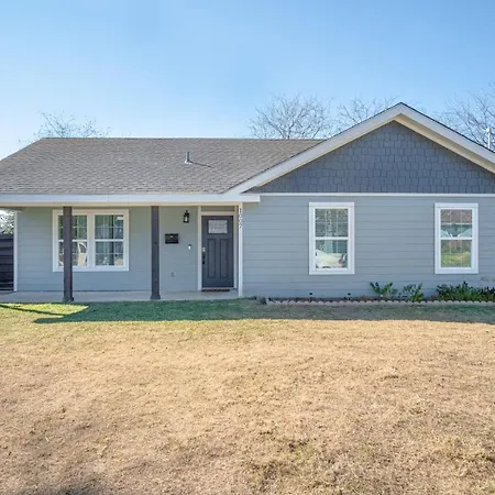 Lovely 3 Bedroom Home Only 9 Minutes From Downtown